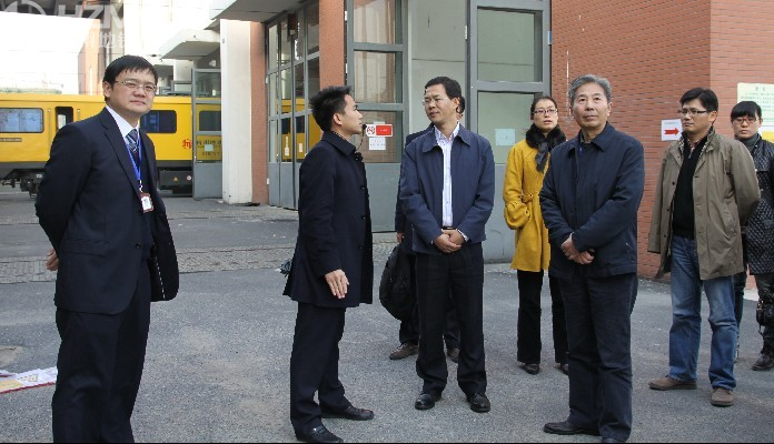苗伟伦副书记(左三)调研途中听取地铁集团团工作汇报