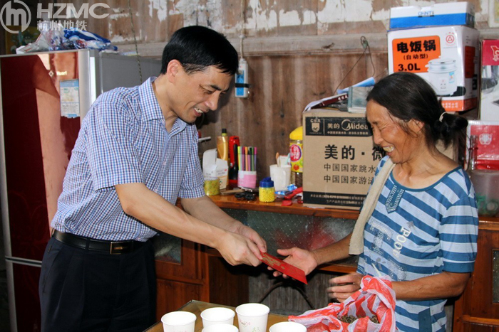 集团公司总经理朱少杰(右)慰问困难家庭